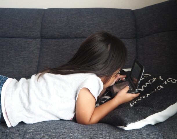 ゲームする子供