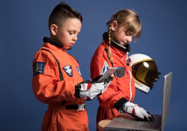 宇宙服姿でPCを弄る子どもたち9