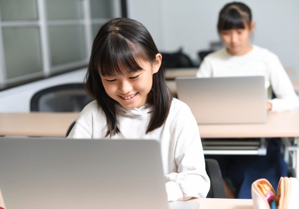 パソコン操作をする複数の女子学生達